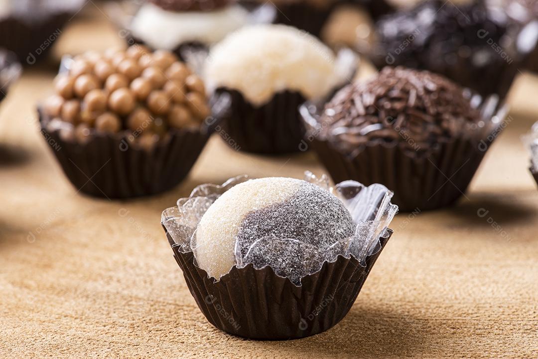Brigadeiro. Típico doce brasileiro. Muitos tipos de brigadistas JPG