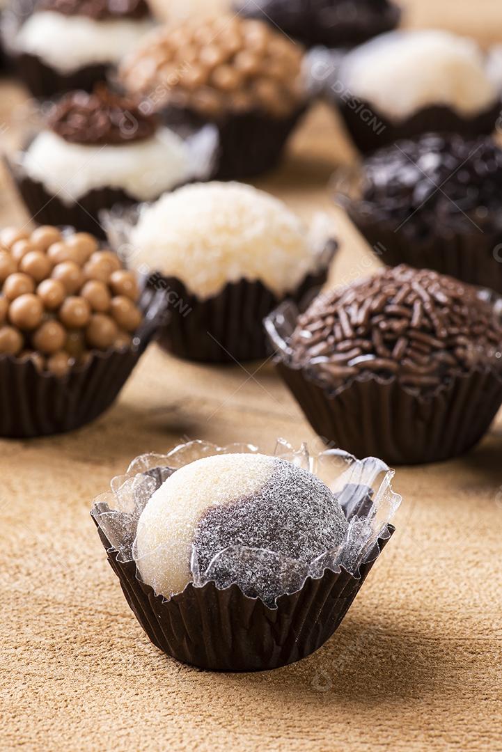 Brigadeiro. Típico doce brasileiro. Muitos tipos de brigadistas JPG