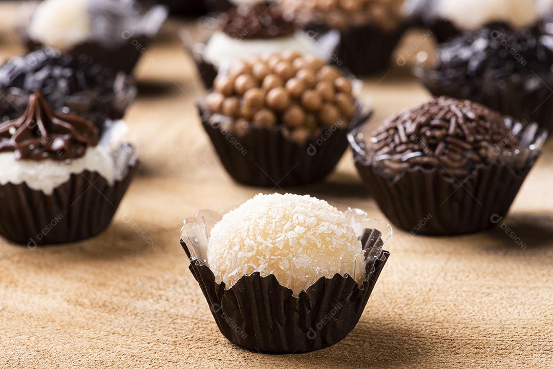Brigadeiro. Típico doce brasileiro. Muitos tipos de brigadistas JPG