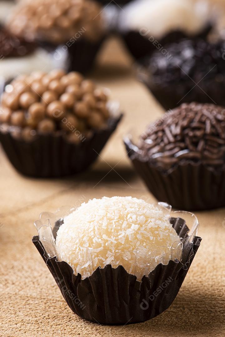 Brigadeiro. Típico doce brasileiro. Muitos tipos de brigadistas JPG