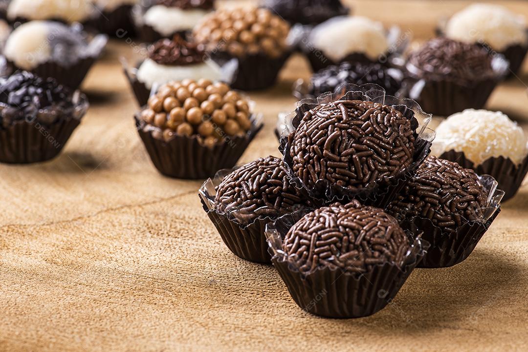 Brigadeiro. Típico doce brasileiro. Muitos tipos de brigadistas JPG