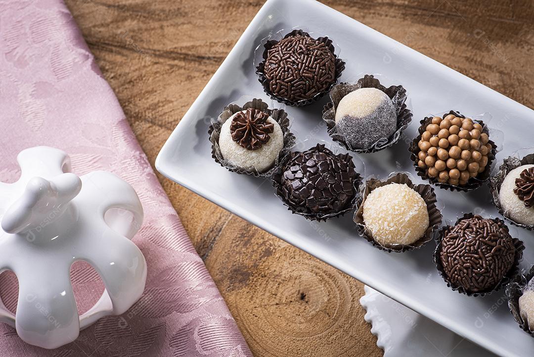 Brigadeiro. Típico doce brasileiro. Muitos tipos de brigadistas JPG