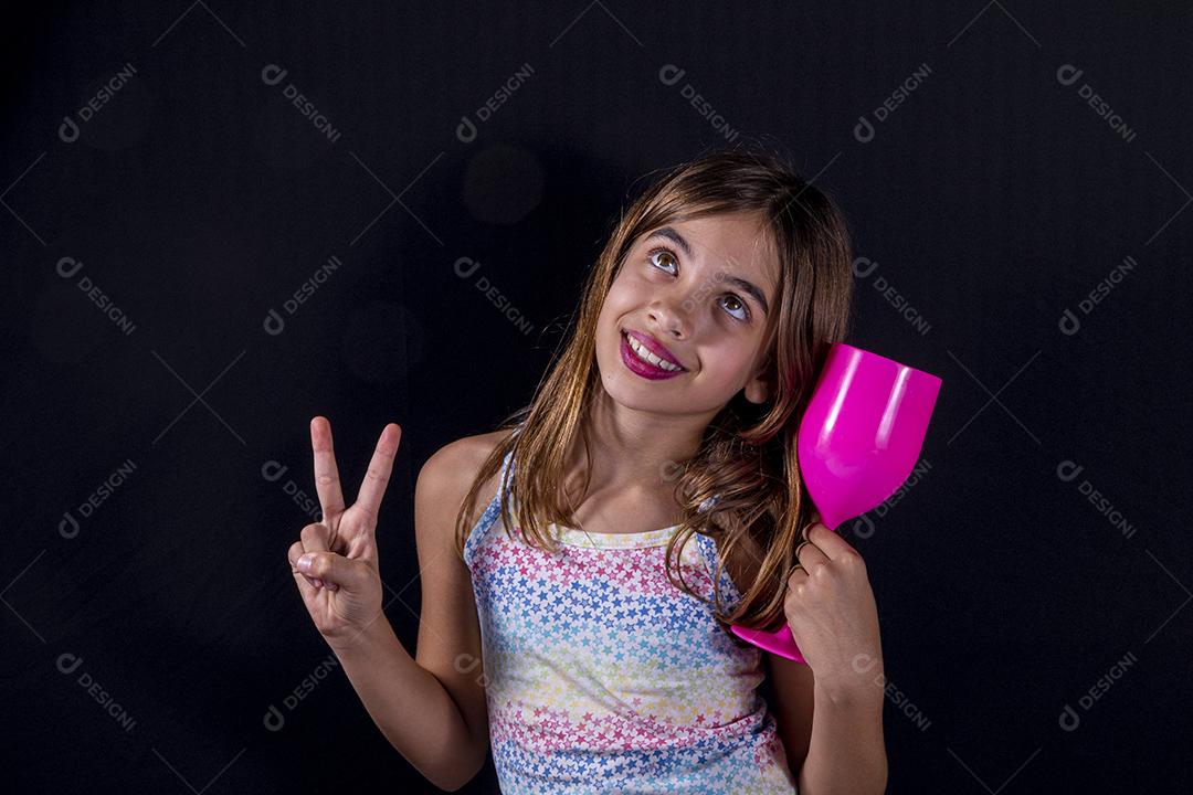 Menina tirando foto fazendo pozes Imagem JPG