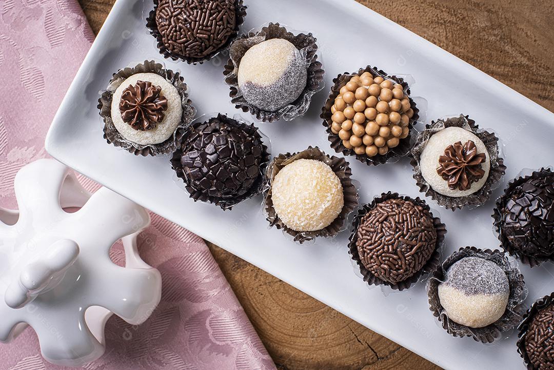 Brigadeiro. Típico doce brasileiro. Muitos tipos de brigadistas JPG