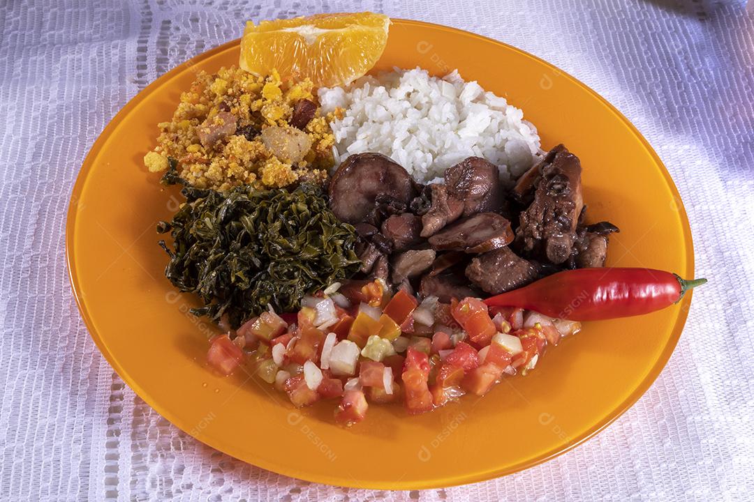 Prato com feijoada, comida típica brasileira Imagem JPG