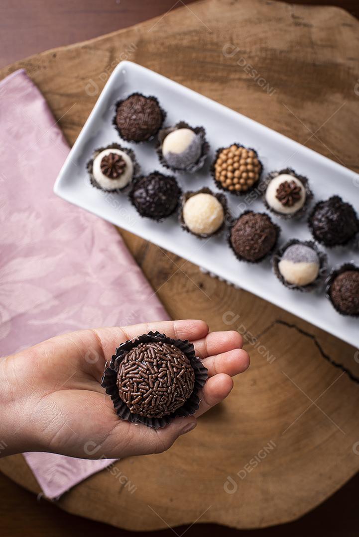 Brigadeiro. Típico doce brasileiro. Muitos tipos de brigadistas JPG