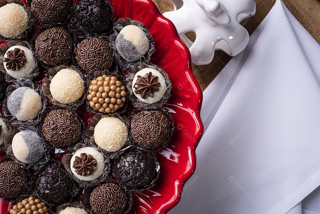 Brigadeiro. Típico doce brasileiro. Muitos tipos de brigadistas JPG