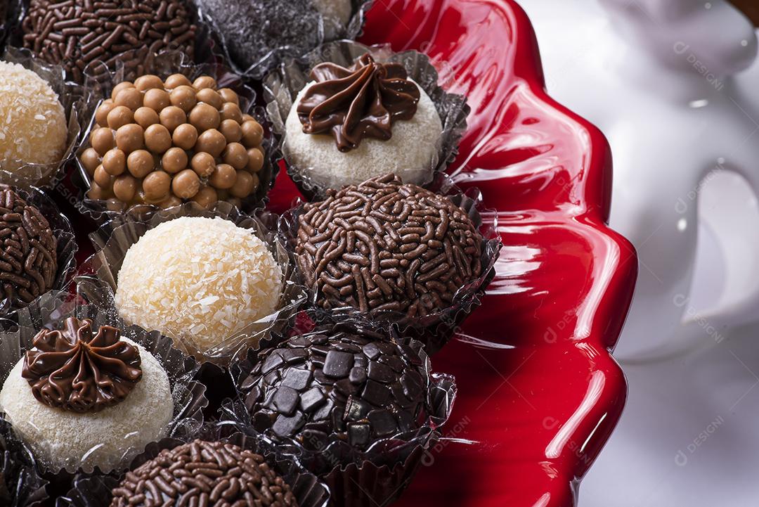 Brigadeiro. Típico doce brasileiro. Muitos tipos de brigadistas JPG