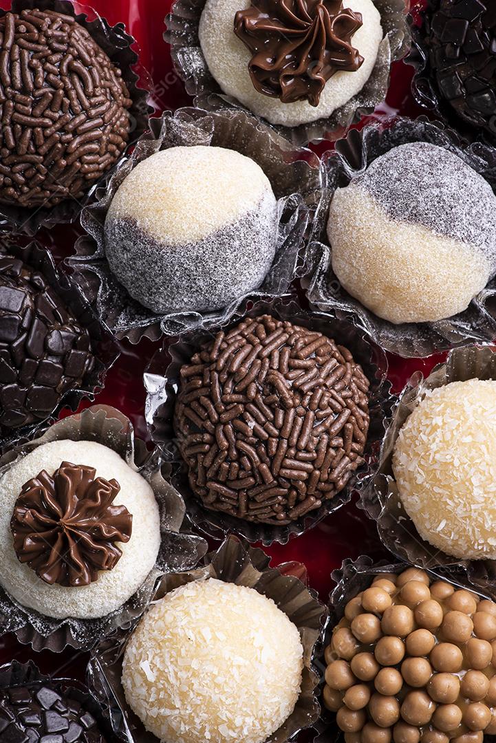 Brigadeiro. Típico doce brasileiro. Muitos tipos de brigadistas JPG