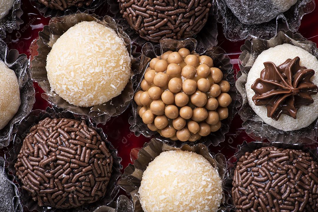 Brigadeiro. Típico doce brasileiro. Muitos tipos de brigadistas JPG