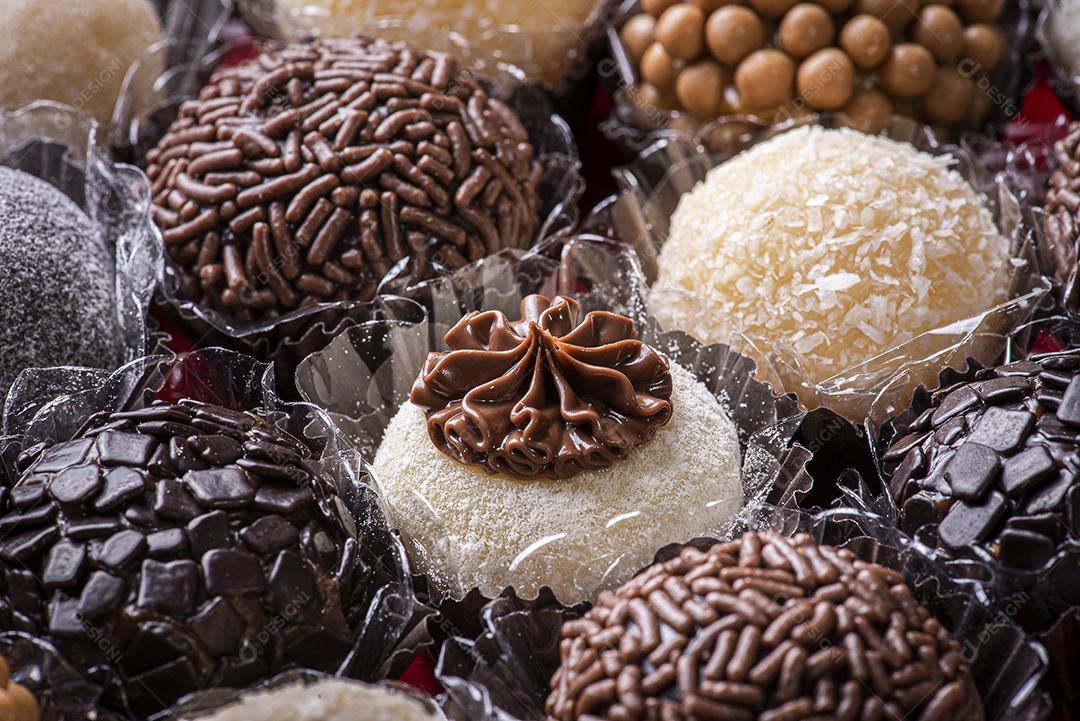 Brigadeiro. Típico doce brasileiro. Muitos tipos de brigadistas JPG