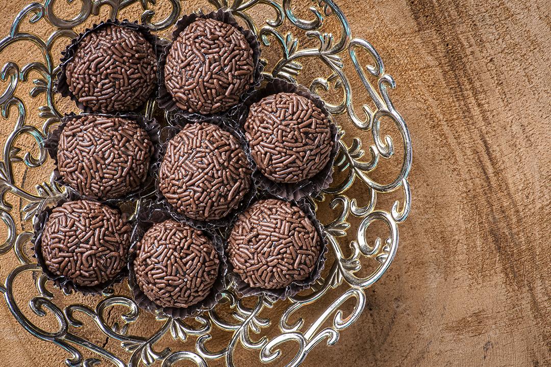 Brigadeiro. Típico doce brasileiro. Muitos tipos de brigadistas JPG