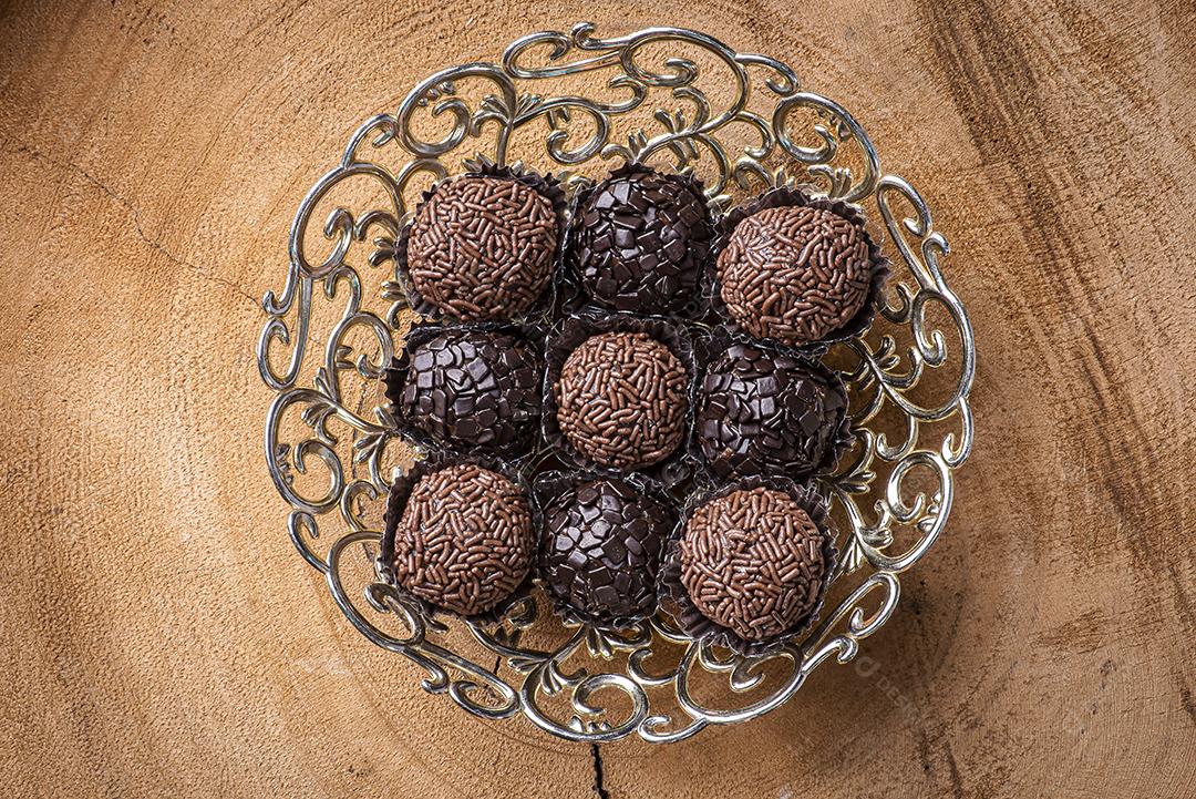 Brigadeiro. Típico doce brasileiro. Muitos tipos de brigadistas JPG