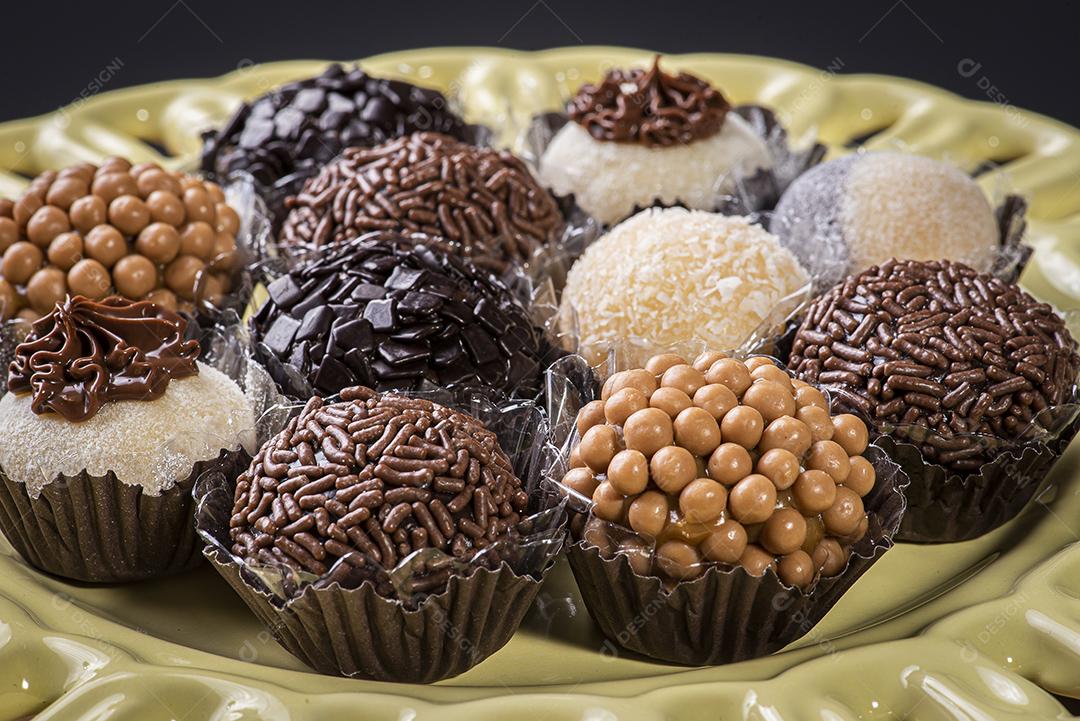 Brigadeiro. Típico doce brasileiro. Muitos tipos de brigadistas JPG