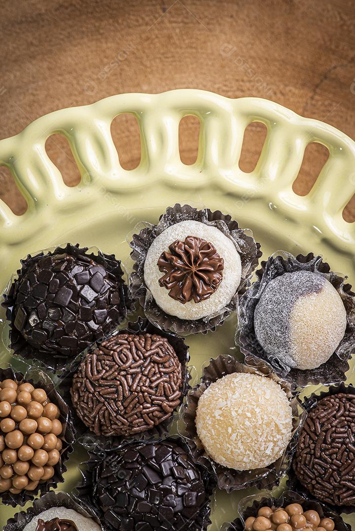 Brigadeiro. Típico doce brasileiro. Muitos tipos de brigadistas JPG