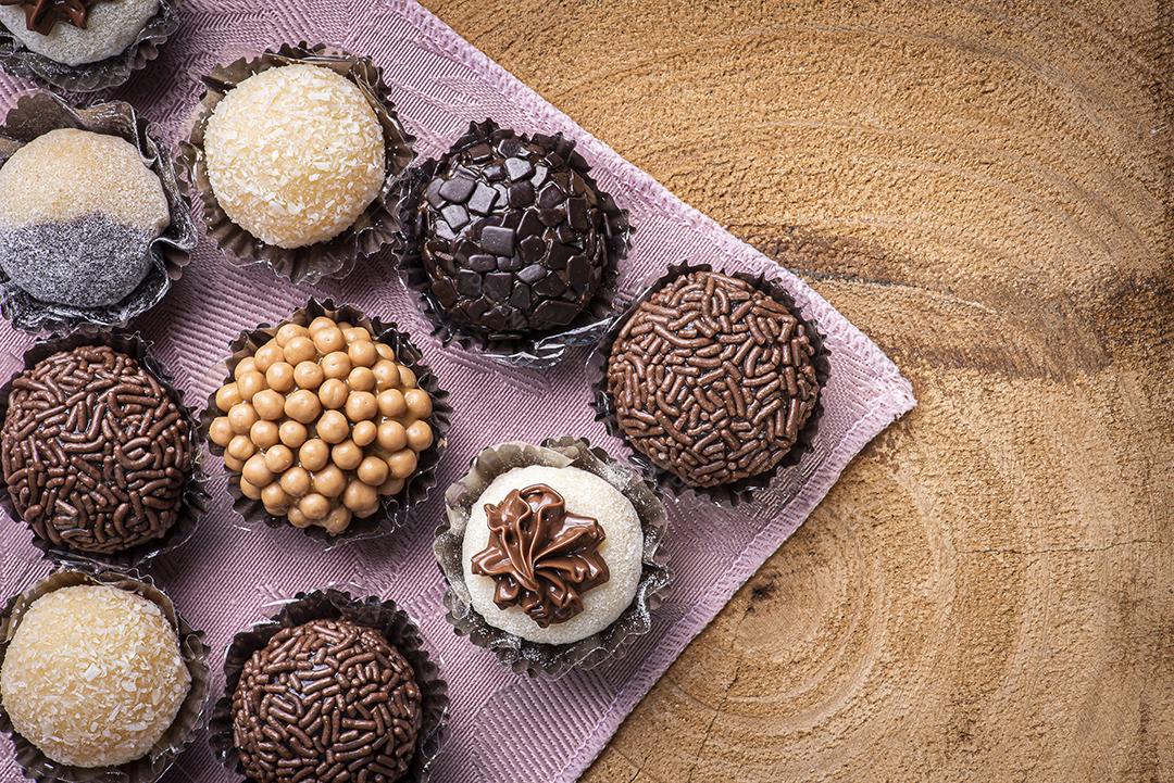 Brigadeiro. Típico doce brasileiro. Muitos tipos de brigadistas JPG