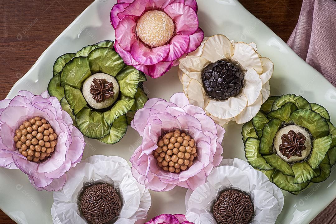 Brigadeiro. Típico doce brasileiro. Muitos tipos de brigadistas JPG