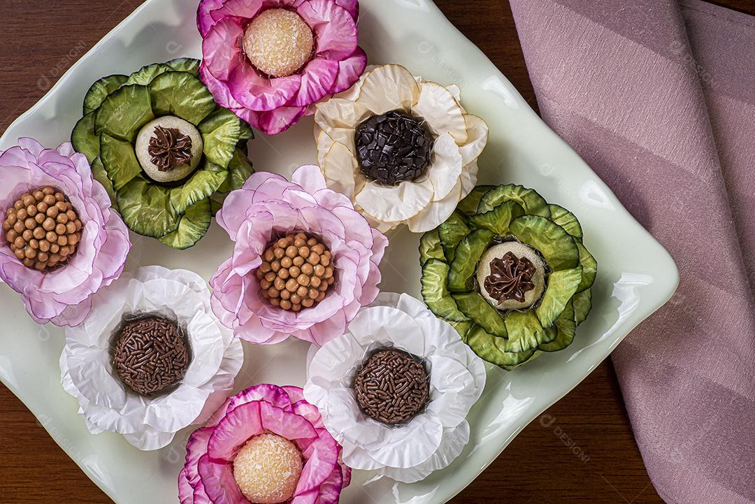Brigadeiro. Típico doce brasileiro. Muitos tipos de brigadistas JPG