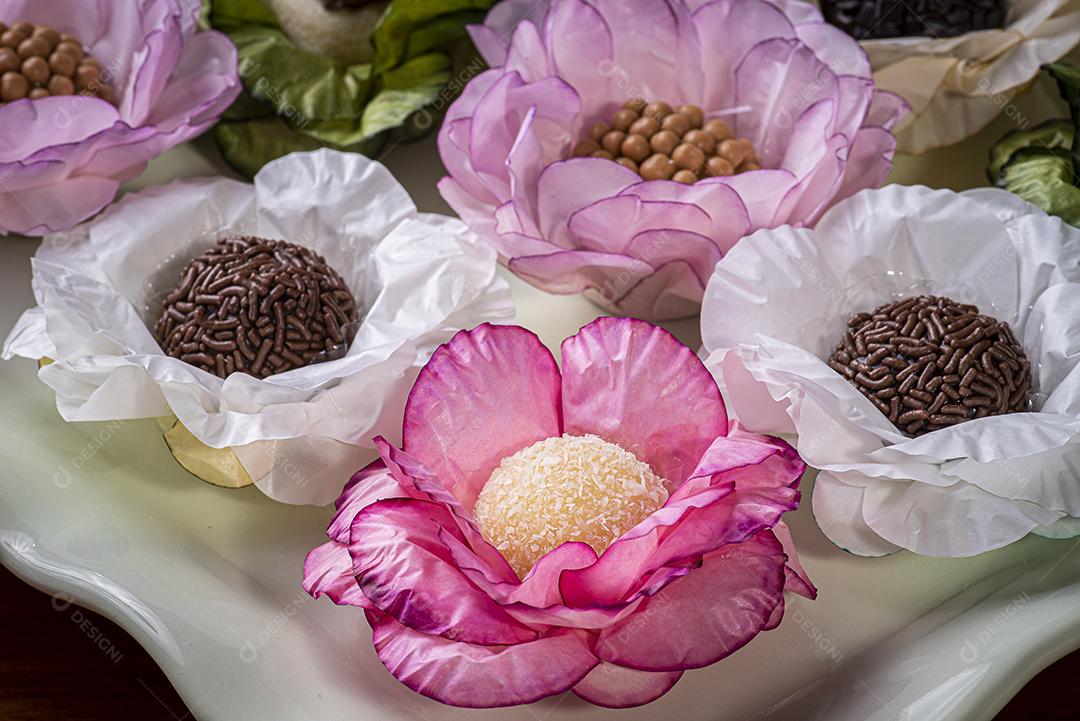 Brigadeiro. Típico doce brasileiro. Muitos tipos de brigadistas JPG