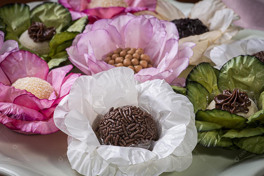 Brigadeiro. Típico doce brasileiro. Muitos tipos de brigadistas JPG
