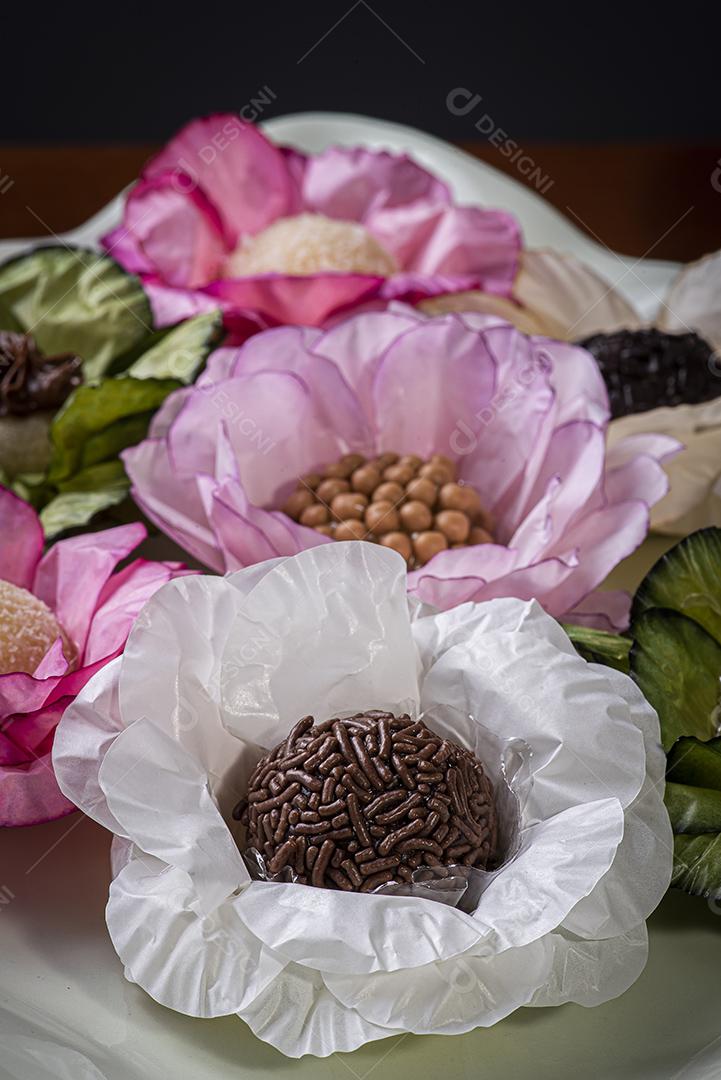 Brigadeiro. Típico doce brasileiro. Muitos tipos de brigadistas JPG