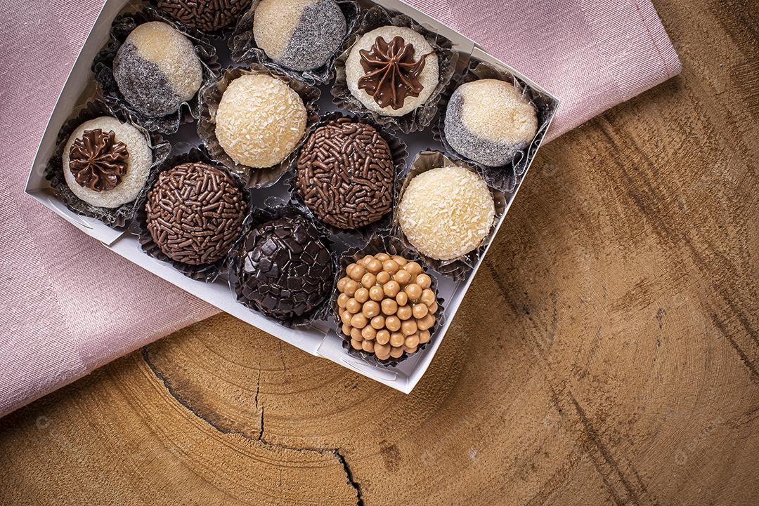 Brigadeiro. Típico doce brasileiro. Alguns brigadeiros juntos JPG
