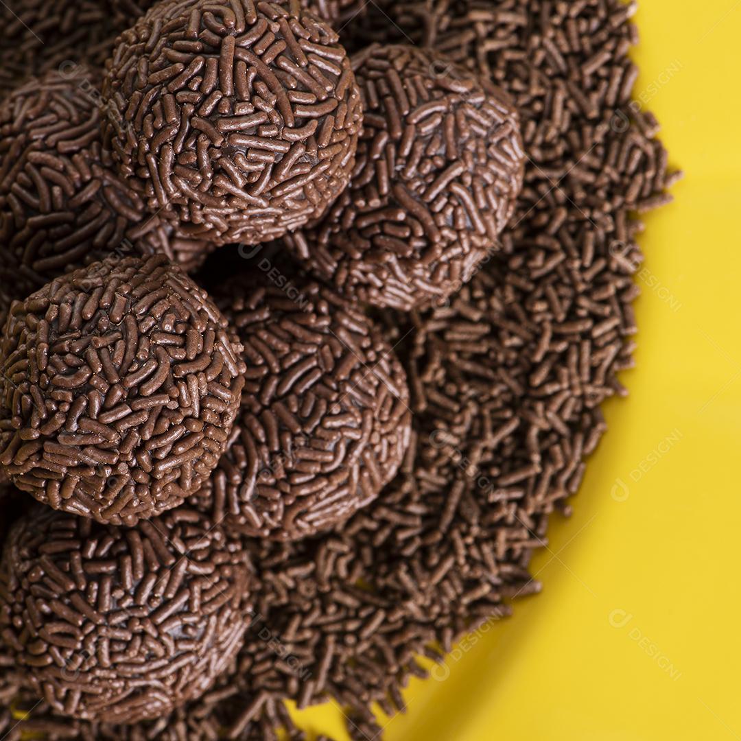 Brigadeiro. Típico doce brasileiro. Alguns brigadeiros juntos JPG