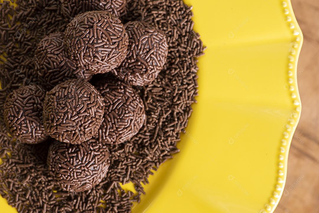 Brigadeiro. Típico doce brasileiro. Alguns brigadistas