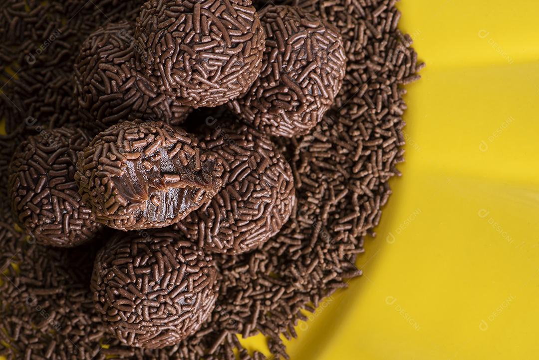 Brigadeiro. Típico doce brasileiro. Alguns brigadistas