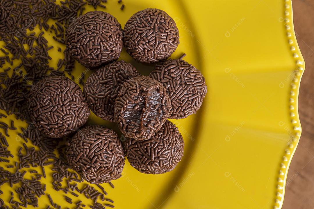 Brigadeiro. Típico doce brasileiro. Alguns brigadistas