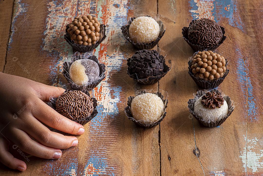 Brigadeiro. Típico doce brasileiro. Muitos tipos de brigadistas