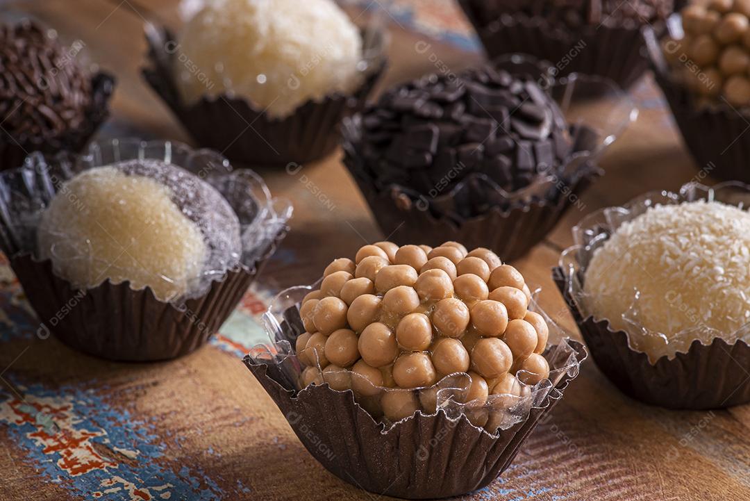 Brigadeiro. Típico doce brasileiro. Muitos tipos de brigadistas
