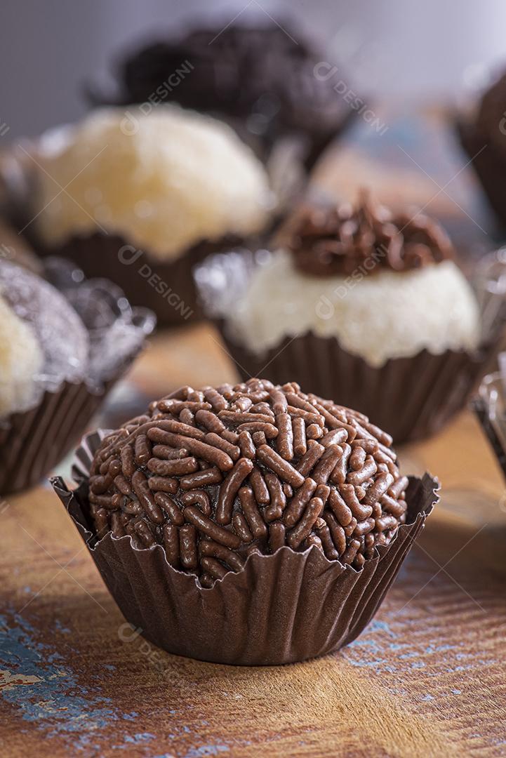 Brigadeiro. Típico doce brasileiro. Muitos tipos de brigadistas juntos