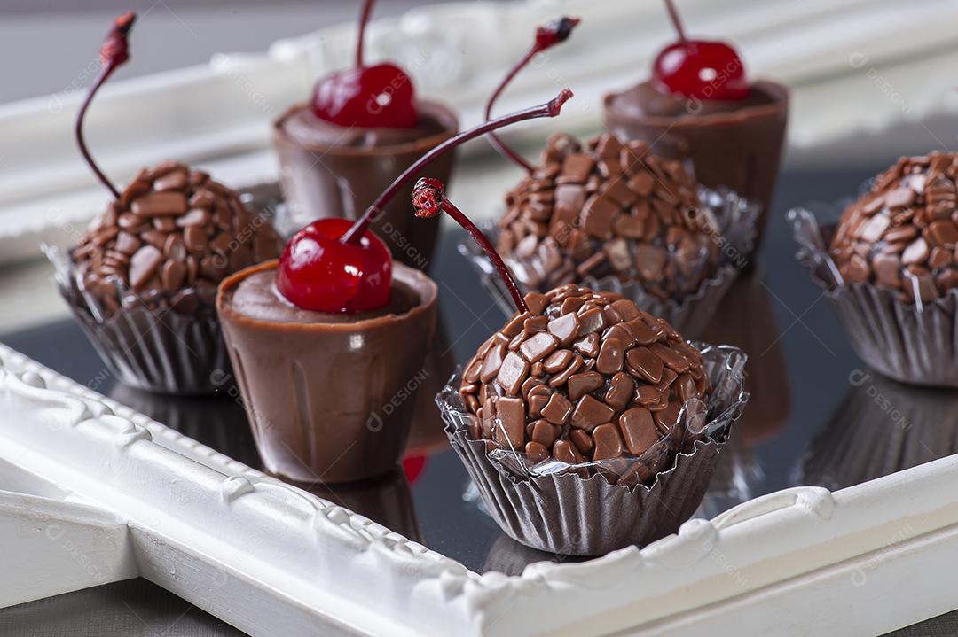Brigadeiro de frutas vermelhas gourmet. Doce típico brasileiro