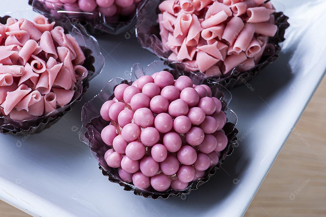 Brigadeiro de frutas vermelhas gourmet. Doce típico brasileiro