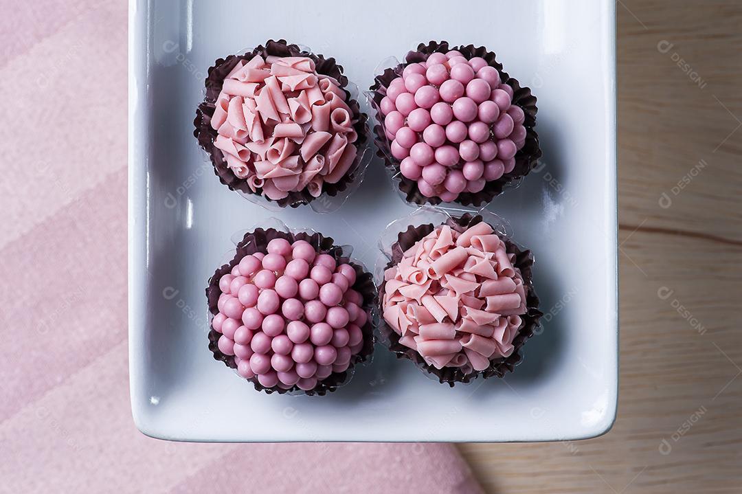 Brigadeiro de frutas vermelhas gourmet. Doce típico brasileiro