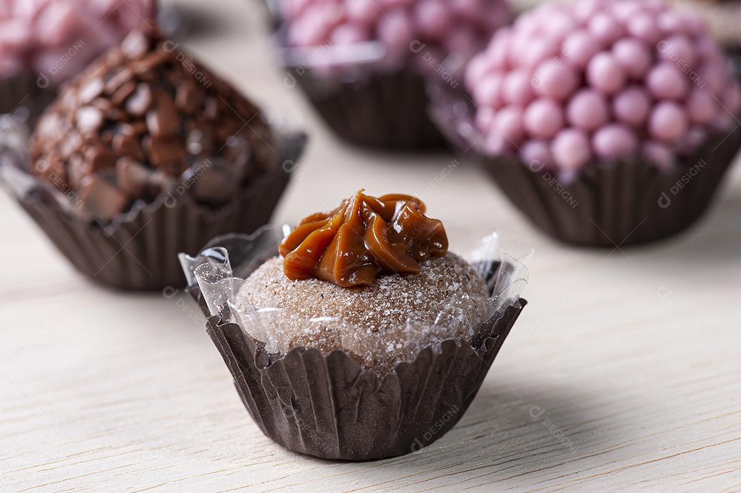 Brigadeiro gourmet de churros, dulce de leche e canela