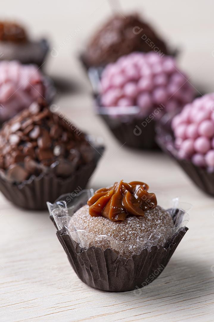 Brigadeiro gourmet de churros, dulce de leche e canela