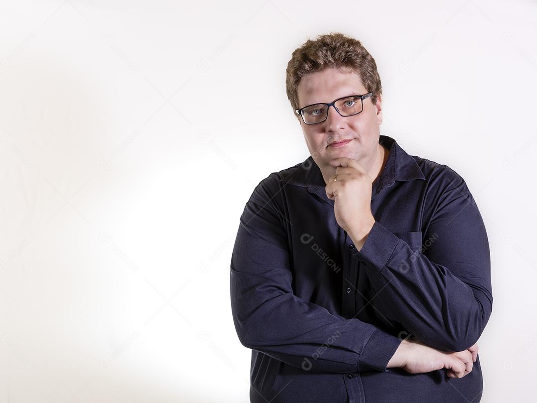 Homem plus size em fotos de estúdio com fundo branco Imagem JPG