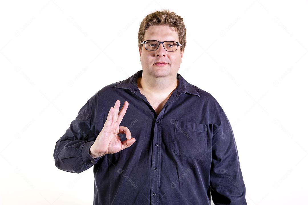 Homem caucasiano fazendo positivo com a mão isolada no branco Imagem JPG