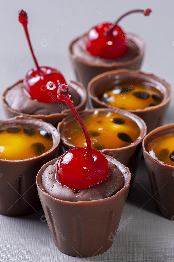 Maracujá gourmet e brigadeiro de cereja. Típico brasileiro