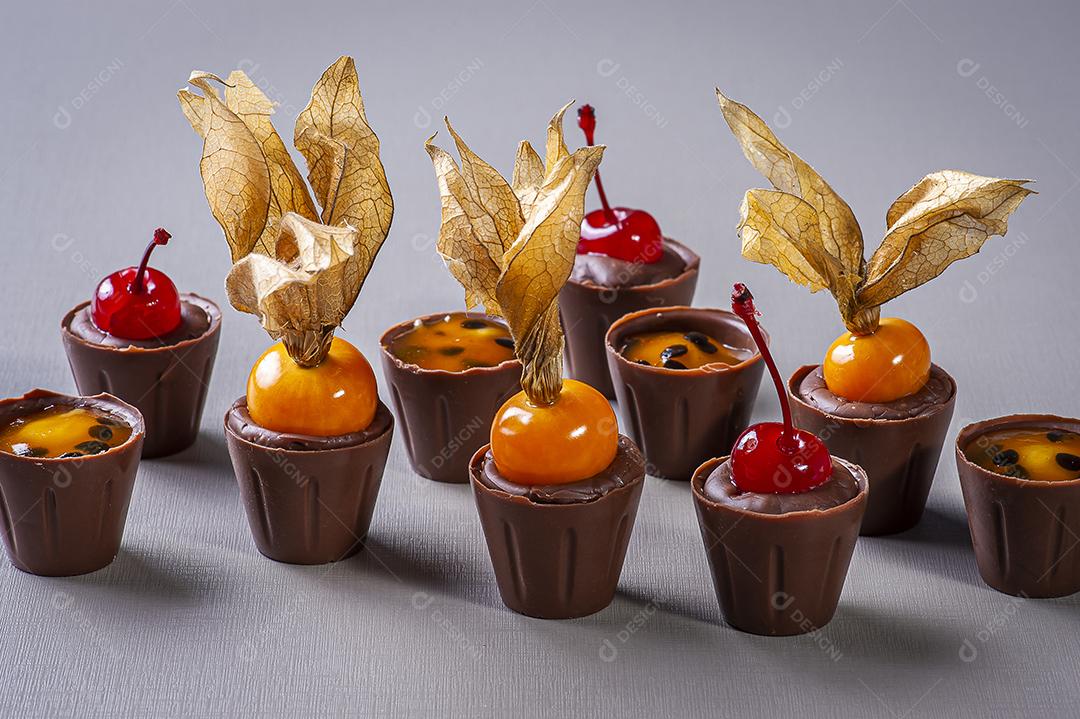 Maracujá gourmet, e brigadeiro de cereja. Típico