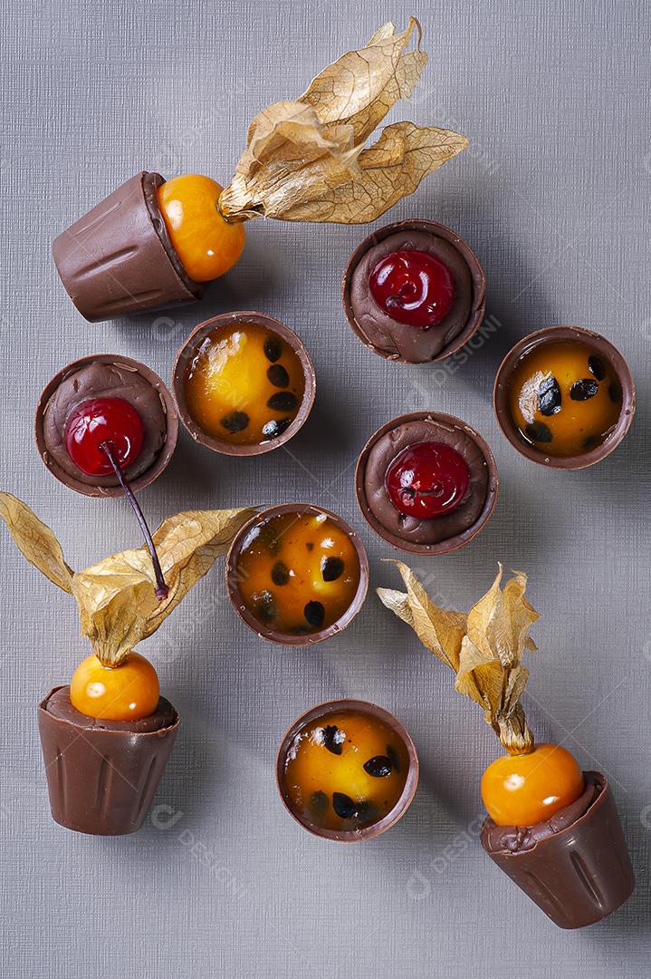 Maracujá gourmet, e brigadeiro de cereja. Típico