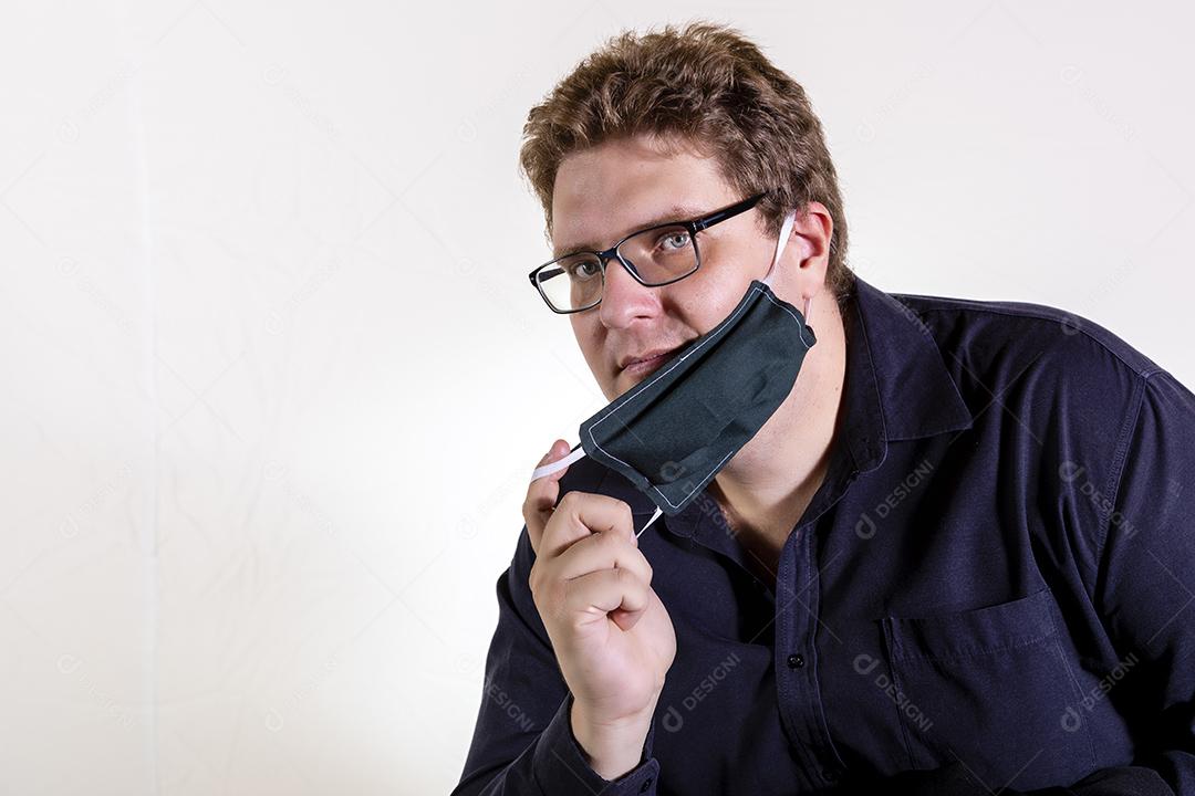Fotos Homem loiro de óculos com máscara caseira para proteção contra covid