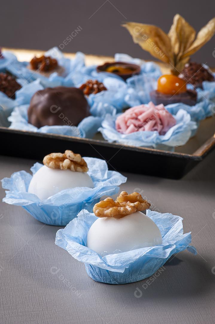 Vários tipos de brigadeiro gourmet em uma bandeja dourada