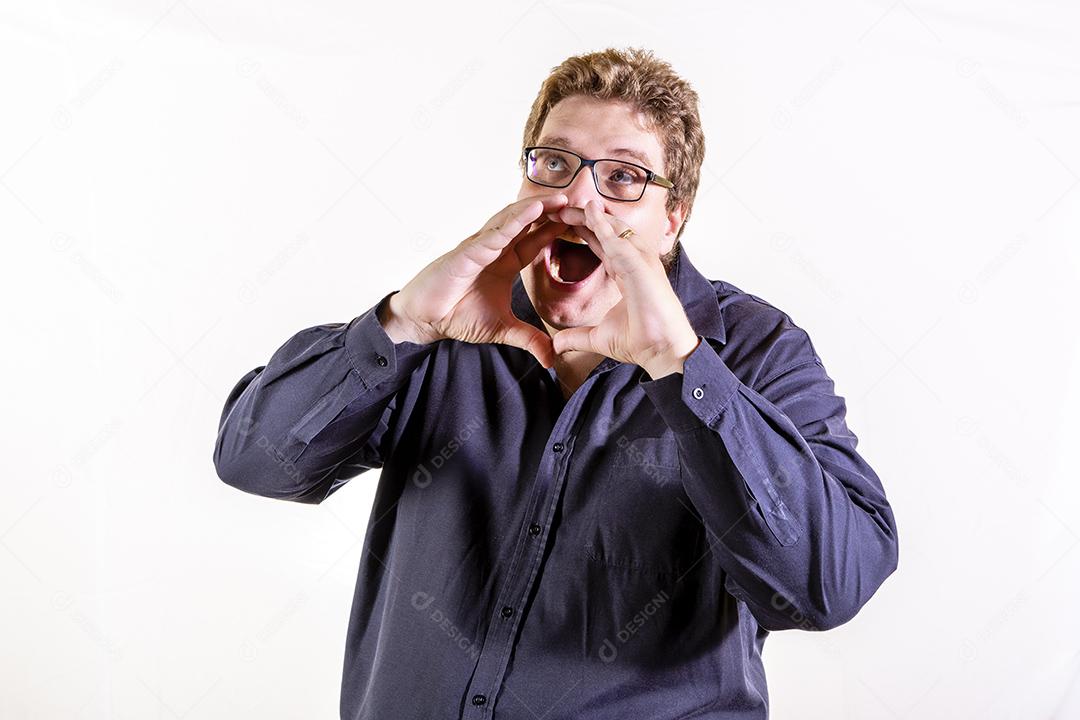 Caucasiano mais modelo de tamanho isolado no fundo branco gritando Imagem JPG