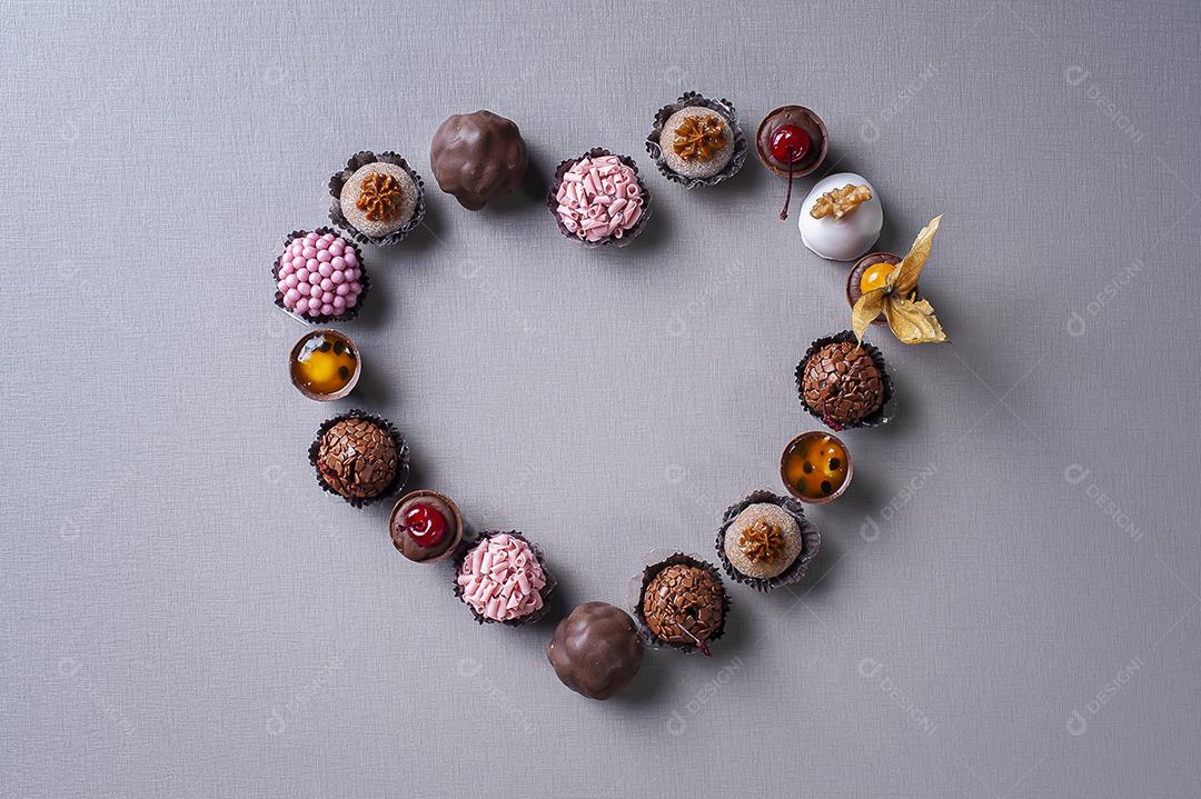 Vários tipos de brigadeiro gourmet em forma de coração