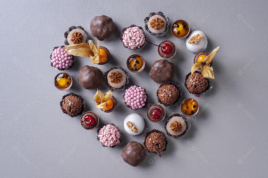 Vários tipos de brigadeiro gourmet em forma de coração