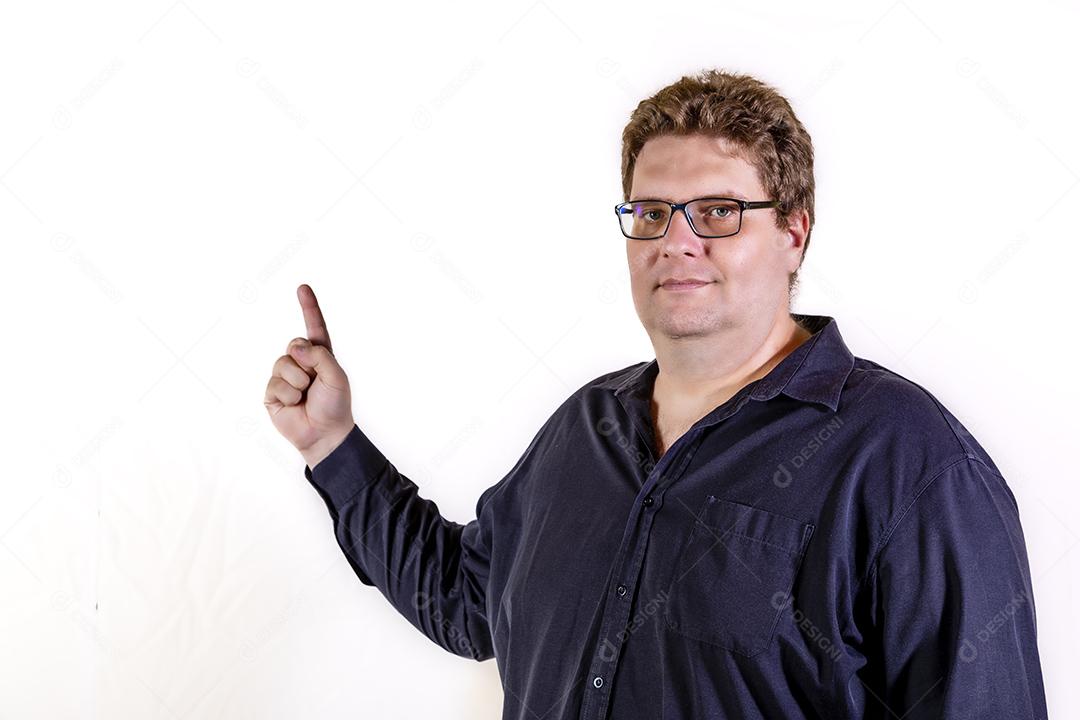 Fotos Caucasiano mais modelo de tamanho isolado no fundo branco apontando