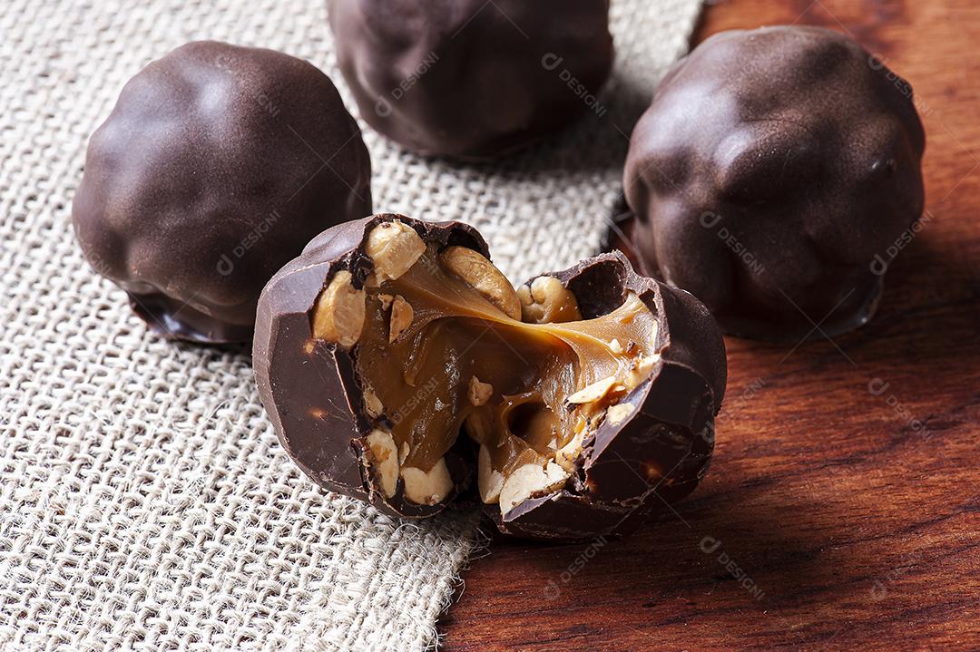 Um tipo de brigadeiro chamado Charge, com dulce de leche e ervilha